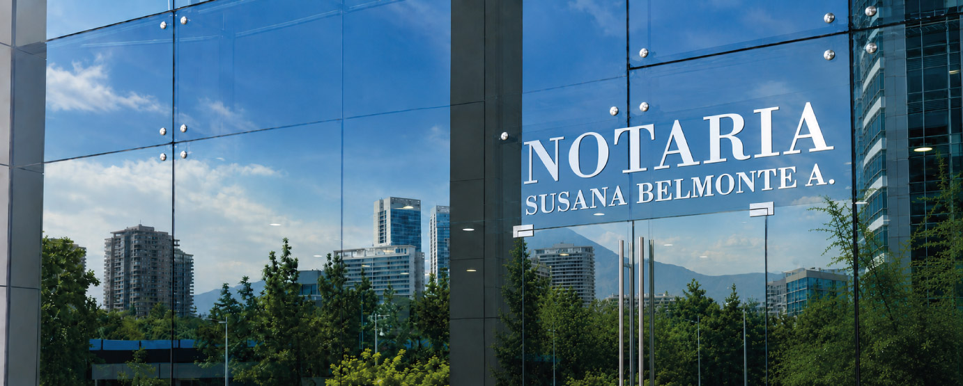 Fachada de vidrio del edificio Notaría Susana Belmonte en Las Condes